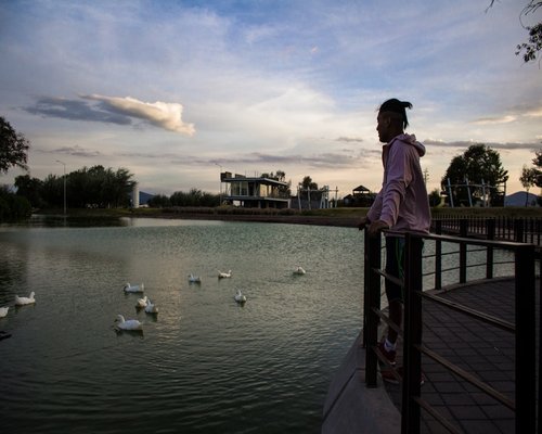 Gente relajándose y paseando en un parque de la ciudad al atardecer
